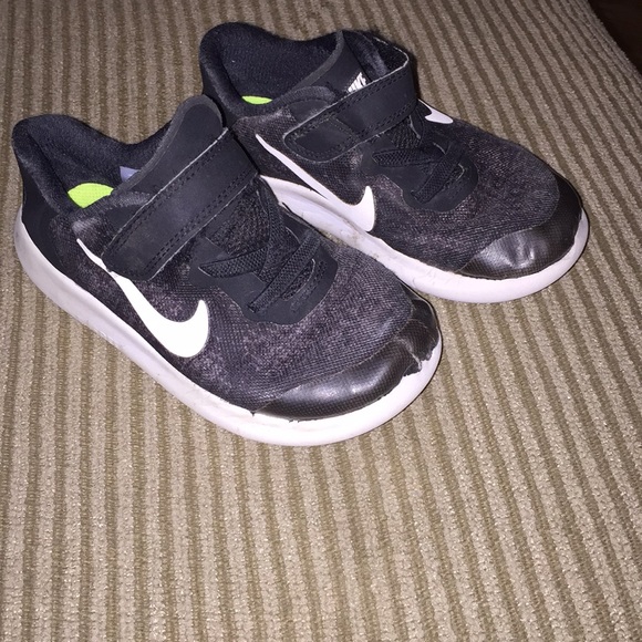 nike velcro tennis shoes